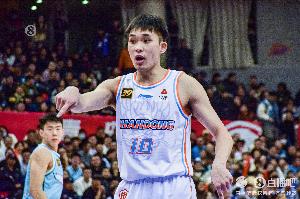 九游体育官方网站-投得很准！谢智杰首节4中3&amp;2记三分拿到全队最高8分