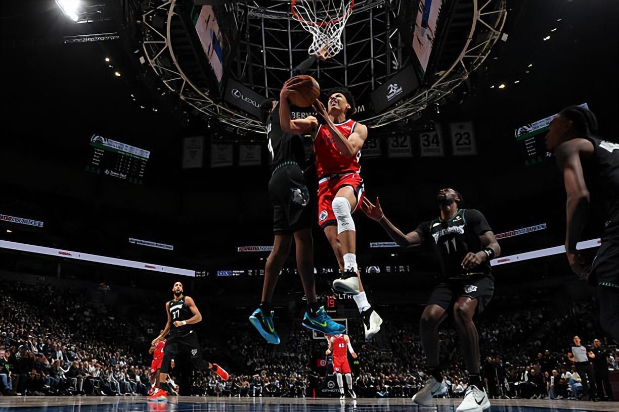 15分钟内出现6次犯规，快船锋线新秀的稳定性确实是差了一些？